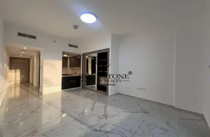 Apartment - 1 Bathroom for rent in Golden Dream Tower 1 - Jumeirah Village Circle - Dubai