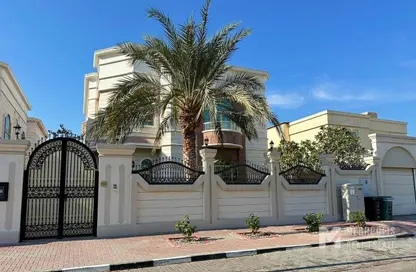 Villa - 5 Bedrooms - 6 Bathrooms for rent in Umm Suqeim 2 - Umm Suqeim - Dubai