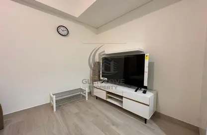 Living Room image for: Apartment - 1 Bathroom for rent in AZIZI Riviera 32 - Meydan One - Meydan - Dubai, Image 1