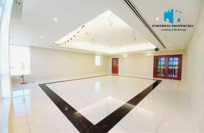 Apartment - 4 Bedrooms - 5 Bathrooms for rent in Sheikh Ahmed Bin Mubarak Building - Corniche Road - Abu Dhabi